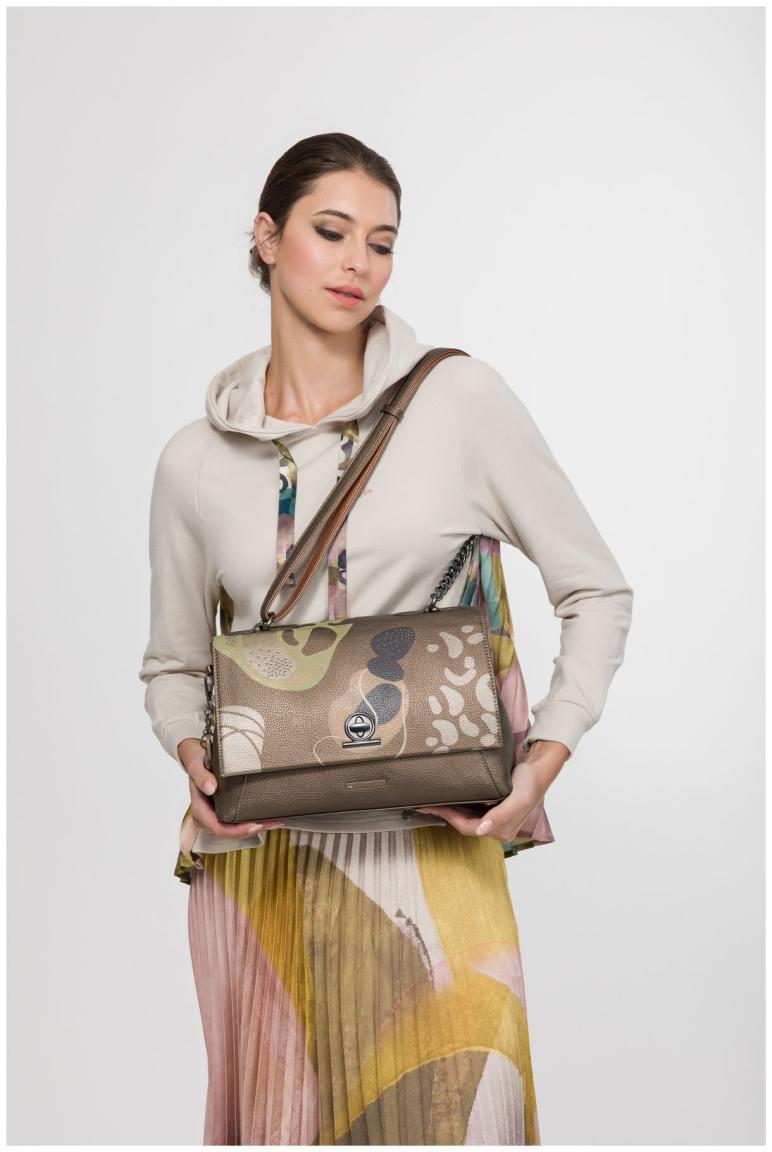 Anekke rechteckige Schultertasche Sophia Gaia metallic Überschlag