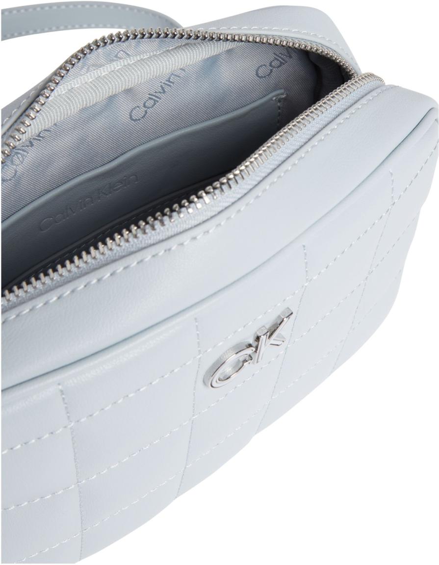 Damen Schultertasche Calvin Klein Re-Lock Quilt Camera Bag Pearl Blue Hellblau Silberkette