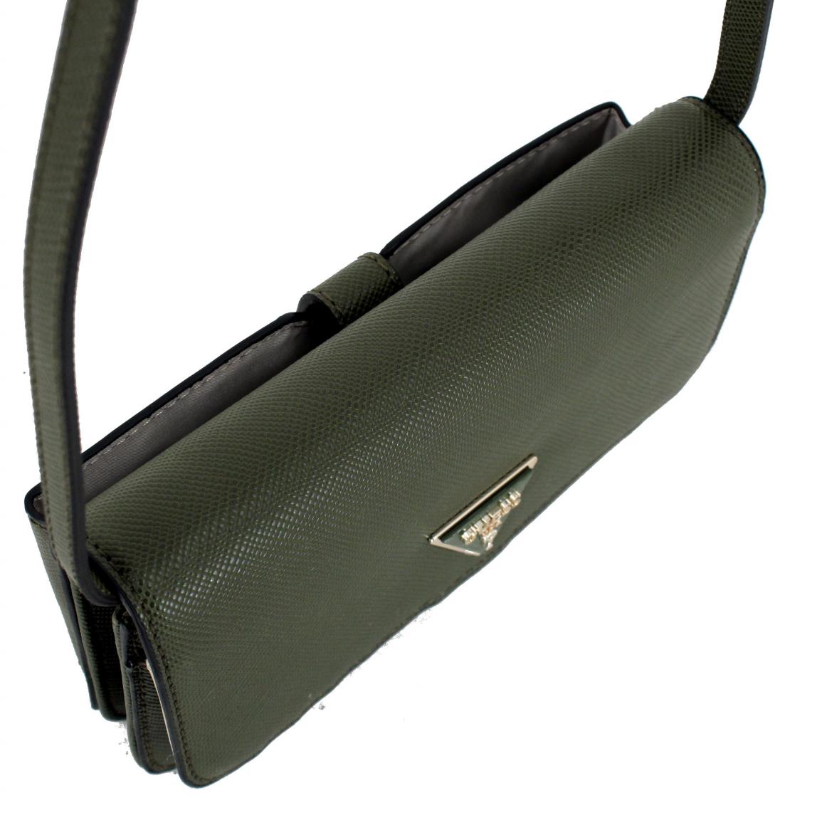 Guess Eco Alexie Cognac Abendtasche Überschlag Handyfach braun