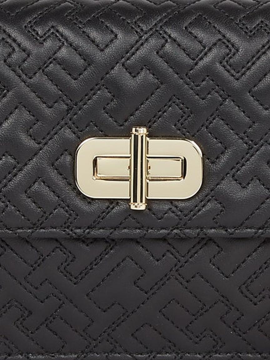 Ledertasche Hilfiger Day To Night Turnlock Black Initialienmuster