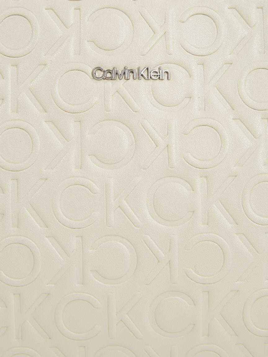 Schultertasche Monogrammprägung Calvin Klein CK Must Xbody Stoney Beige