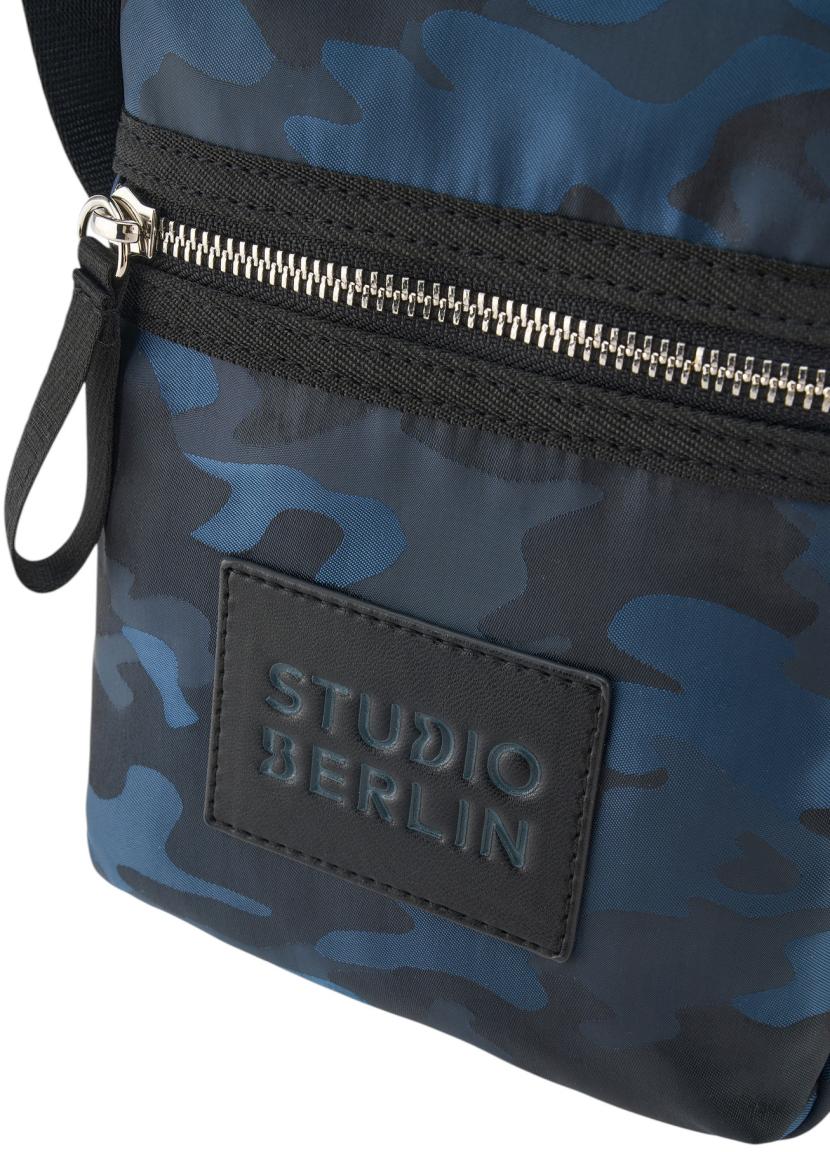 Studio Berlin Rosenthal Shiny Camo Crossovertasche Camouflage - Blau