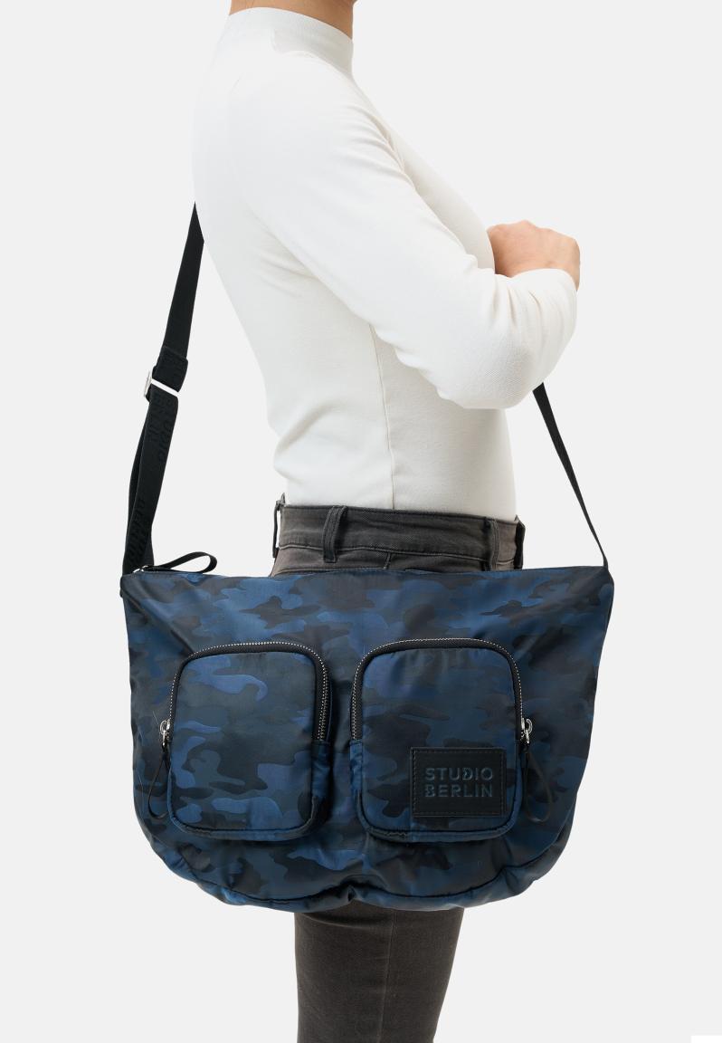 Studio Berlin Tegel Shiny Camo Crossovertasche Camouflage - Blau