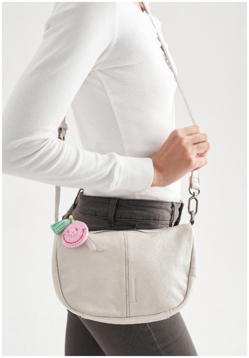 weiße Halfmoon Bag FREDsBRUDER Take a Smile Marshmallow Leder halbrund
